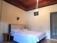 Laster Jony's Hotels in Ambarita