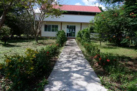 Commonwealth Hotel Отели в г. Суан Пхынг