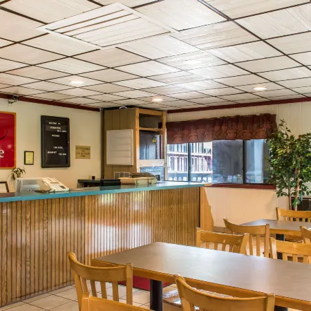 Econo Lodge Inn & Suites Lake Harmony - Pocono Mountains Area