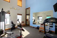 Econo Lodge Inn & Suites - Gym