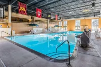 Quality Inn University Lansing - Swimmingpools