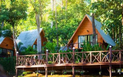 Hug Night Home & Resort Hoteller i Ban Sa Ha Khon