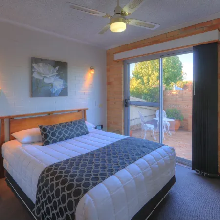 Cousins Motor Inn