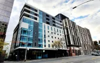 Essence Hotel Carlton Hotel dekat University Cafe