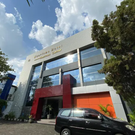 Hotel Kharisma Отели в г. Мадиун