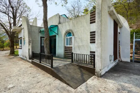 Goesan, Cheongcheonsu, Mokwon. Warrant Pension Отели рядом с достопримечательностью «Shinpoong Hanji Maeul»