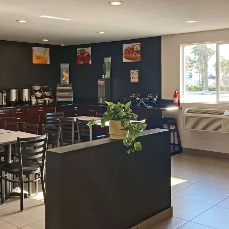 Quality Inn & Suites Near Downtown Bakersfield