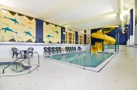 Hampton Inn & Suites by Hilton Langley-Surrey - Pools