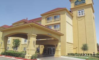 La Quinta Inn & Suites by Wyndham Lawton / Fort Sill - Housity