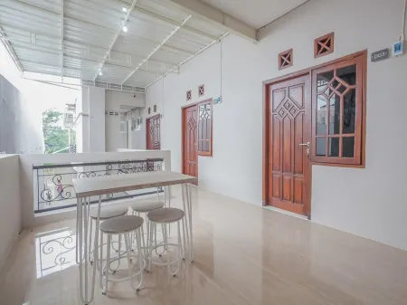 RedDoorz Near Ciputra Golf Surabaya Отели в г. Krian