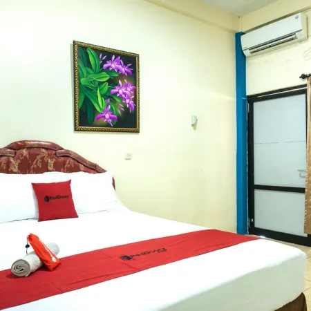RedDoorz Near H. Hasan Aroeboesman Airport