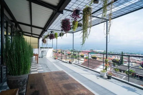 Urbanview Hotel Omah Anin Batu by RedDoorz - Pensions