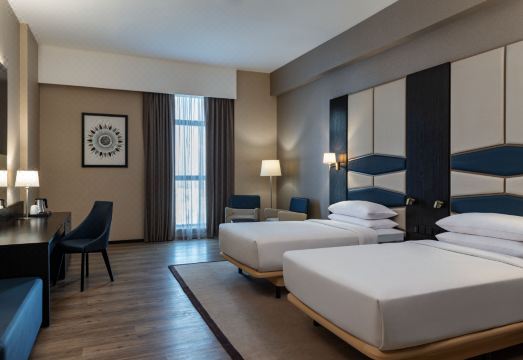 Four Points by Sheraton Production City, Dubai의 깔끔한 객실