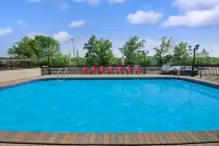 Super 8 by Wyndham Niagara Falls North - ที่มีสระว่ายน้ำ