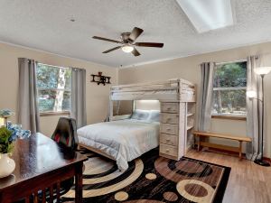 Bnb Hyperion | in the Pines: 4Br, 2BA, Hot Tub