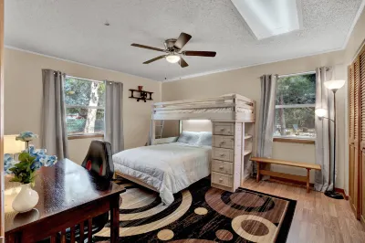 Bnb Hyperion | 4B2B Home w Firepit, Hot Tub & Pond Hotels in Mount Dora