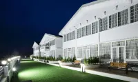 Treebo Skydale Inn & Suites with Mountain View Hotels in Udhagamandalam