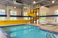 Microtel Inn & Suites by Wyndham Portage la Prairie - piscina