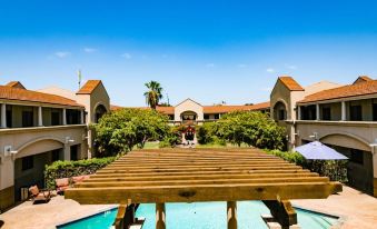 Vineyard Court Designer Suites Hotel