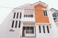 Villa Azkia - 4 Bedrooms Hotels in Junrejo Subdistrict