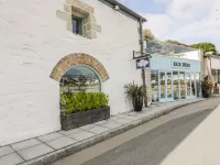 Kernow Cottage Hotels near Four Crows Gallery
