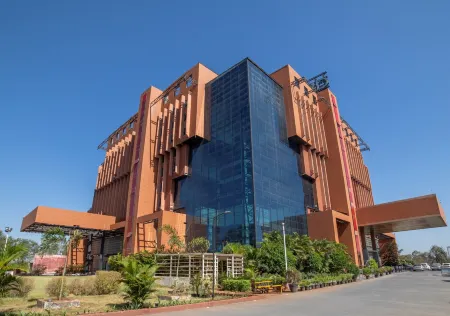 The Orchid Hotel Отели рядом с достопримечательностью «Читтаранян Ватика»