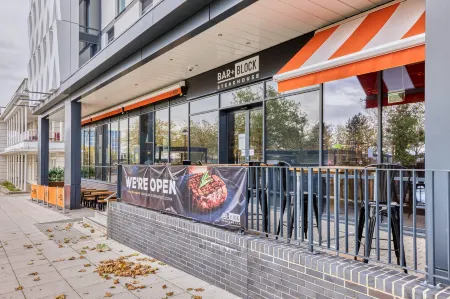 Premier Inn Milton Keynes Central (Avebury Boulevard) Отели рядом с достопримечательностью «ANV Measurement Systems»