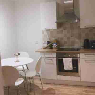 Heart of Aberdeen City Centre 3 Bedrooms Apartment Dining/Meeting Rooms