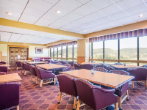 Days Inn & Suites by Wyndham Sutton Flatwoods Hotels in Braxton County