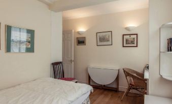 Bright 2 Bedroom Flat in Central London