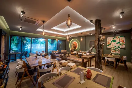 Porestva Hotel Bang Phra Отели рядом с достопримечательностью «Golden Triangle Museum Pattaya»