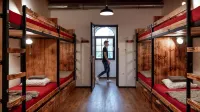 Turn Hostel Hotel dekat Dragon Bridge