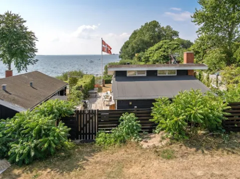 "Daike" - 25m from the Sea