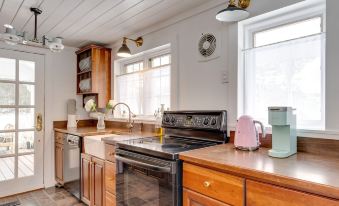 Rustic Mountain-View Farmhouse on 159 Acres