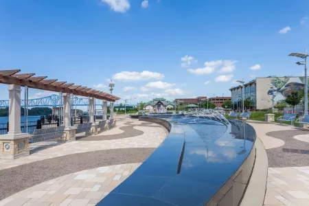 Super 8 by Wyndham Owensboro Отели рядом с достопримечательностью «H L Neblett Community Center»