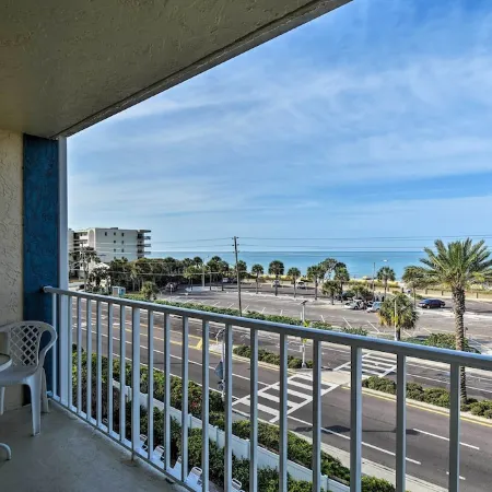 Coastal Condo w/ Balcony: Walk to Madeira Beach!
