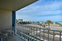 Coastal Condo w/ Balcony: Walk to Madeira Beach! - parking