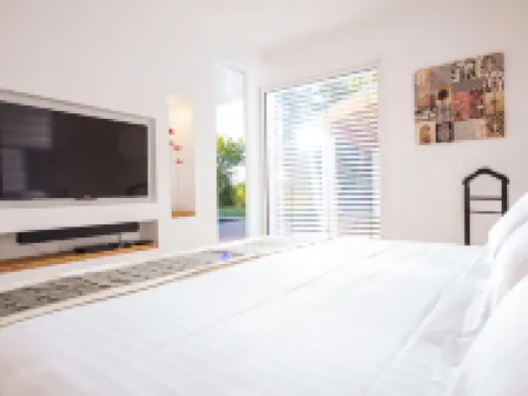 Architect-Designed Villa with Heated Pool & Private Hot Tub 卡納克酒店