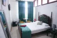 Happy Ours Guesthouse Các khách sạn ở Pointe aux Canonniers