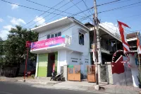 OYO Life 93038 Kost Putra Malilah