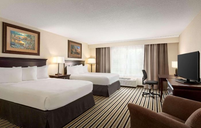 Country Inn & Suites by Radisson, Little Falls, MN