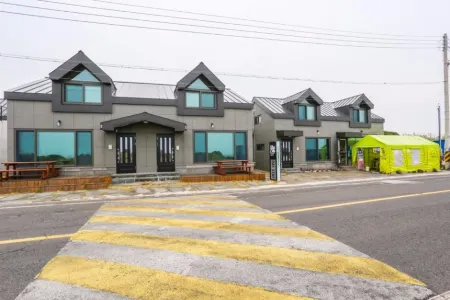 Seogwipo Day Stay House Pension Отели рядом с достопримечательностью «The Venice Land»