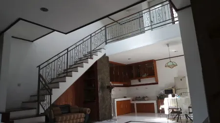 Guest House Omega Отели рядом с достопримечательностью «BUNDARAN TAMAN SARI PERSADA BOGOR»