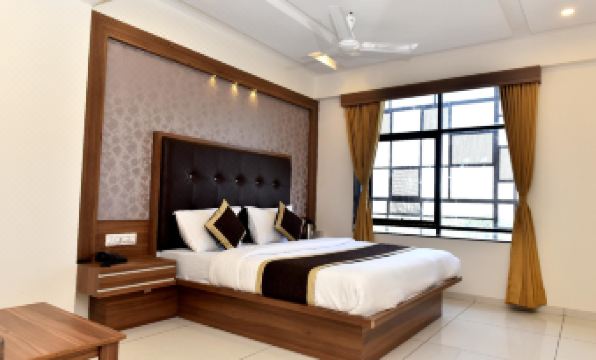 Hotel Royal Square by Sky Stays