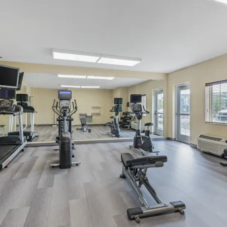 Candlewood Suites INDIANAPOLIS EAST by IHG Отели рядом с достопримечательностью «поле для гольфа Pleasant Run»