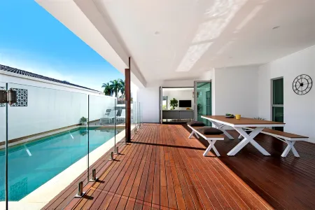 Luxico Majestic Palms (Heated Pool) Отели рядом с достопримечательностью «Библиотека Бродбич»