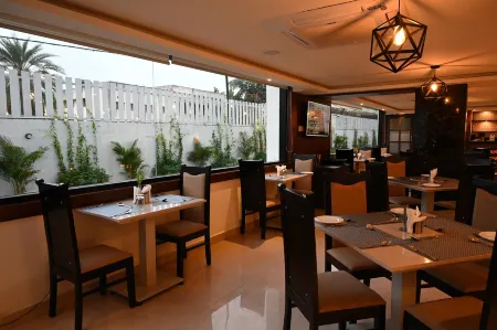 Essentia Premier Hotel Chennai OMR Отели рядом с достопримечательностью «Shirdi Sai Baba Temple»