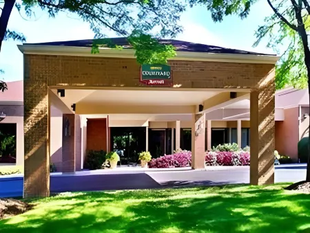 Courtyard Hartford/Windsor Airport Отели рядом с достопримечательностью «Школа Лумиса Чаффи»