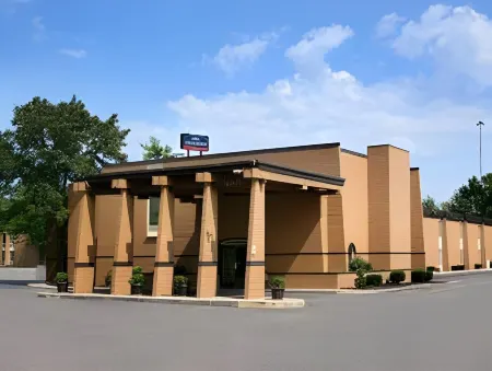 Days Inn & Suites by Wyndham Cincinnati North Отели в г. Спрингдейл