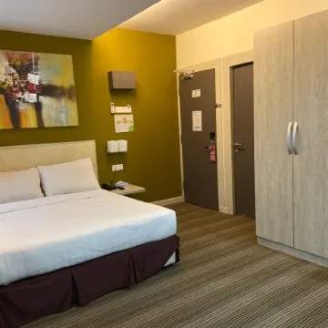 Kosma Business Hotel Hotels near Darul Makmur Stadium